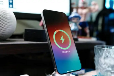 尖山苹果15换屏服务分享用什么充电器给iPhone15充电更好 